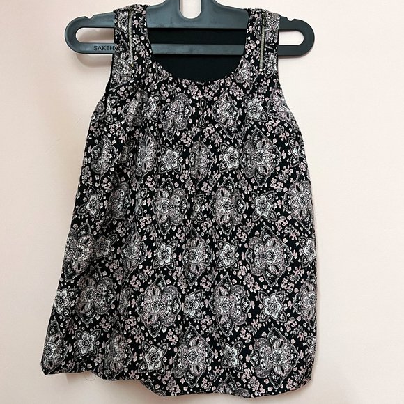 Tops - [NWOT] Chic Printed Black Sleeveless Top with attachable sleeves.